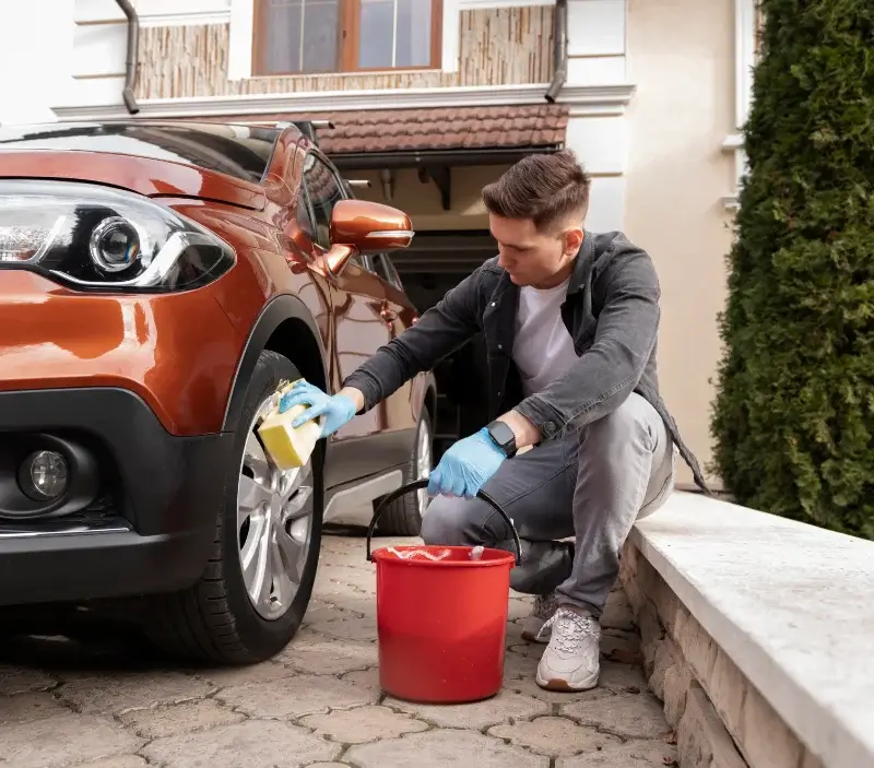 Lavage auto à domicile Vaudeurs : professionnel intervenant sur un véhicule